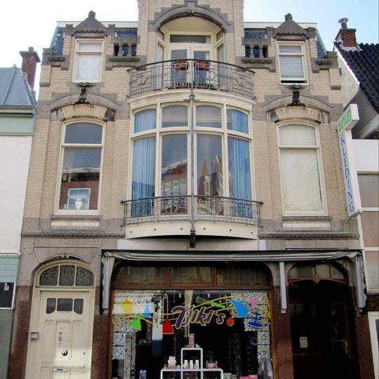 Winkel-woonhuis op rechthoekige plattegrond in overgangsarchitectuur met zowel historiserende als aan de Weense Sezession ontleende motieven. Het winkel-woonhuis is opgenomen in een gesloten gevelrij