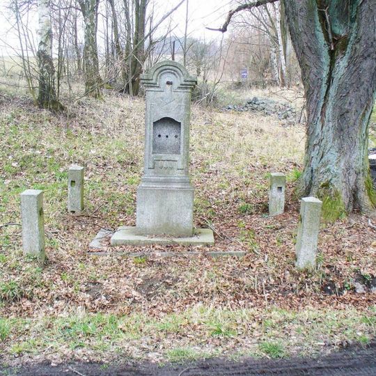 Kříž na rozcestí poblíž domu Mánesova 1062/29 v Jiříkově