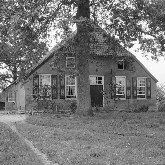 Gave hoeve met in de vensters van het woongedeelte oorspronkelijke roedenverdeling