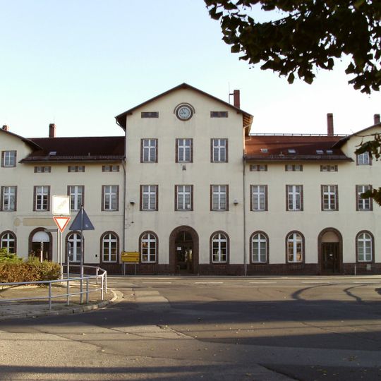 Bahnhof mit Empfangsgebäude , Güterabfertigung, Lagergebäude und Stellwerk Eisenbahnstraße 2; 2a