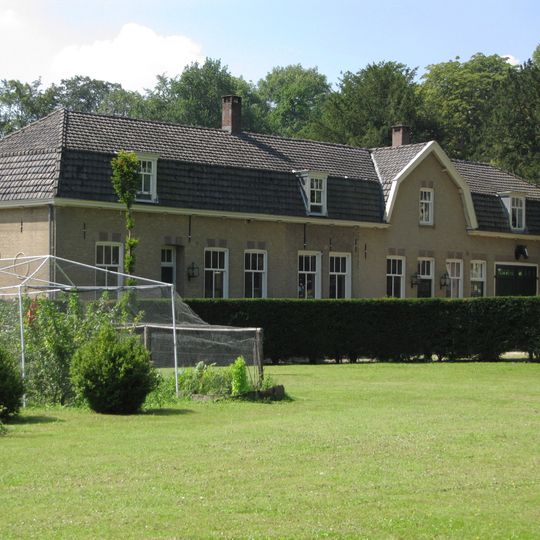 Het Huys ten Donck: dienstwoningen met koetshuis