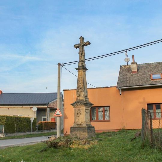 Kříž v Podolí u Bouzova na křižovatce