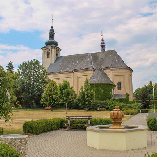 Kašna v Tatenicích mezi kostelem a zámkem