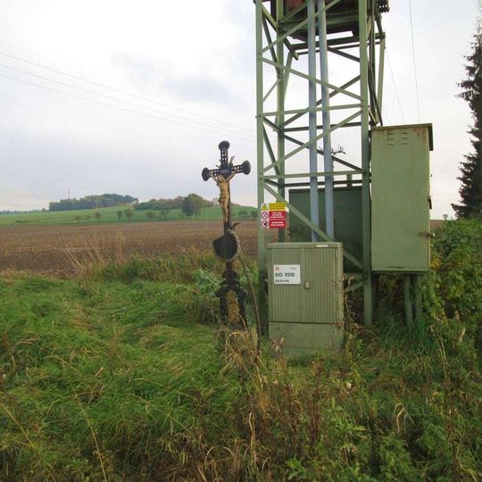 Kříž západně od Kolovče u továrny