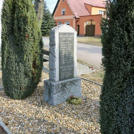 Pomník padlým na návsi ve Vojnicích