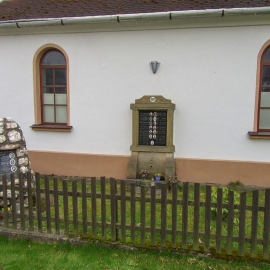 Pomník padlým ve Dzbelu u bývalé kaple