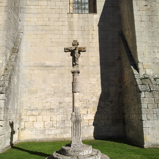 Cruz de piedra en la plaza Compás