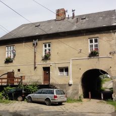 Budynek bramny w folwarku dolnym w Jaworzu