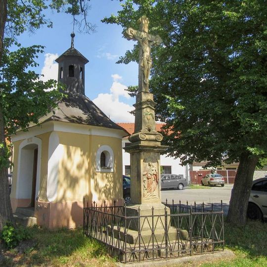 Kříž v Horce nad Moravou na ulici Míru u kaple