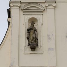 Sochy Zvěstování Panny Marie pod štítem kostela svatého Tomáše v Brně