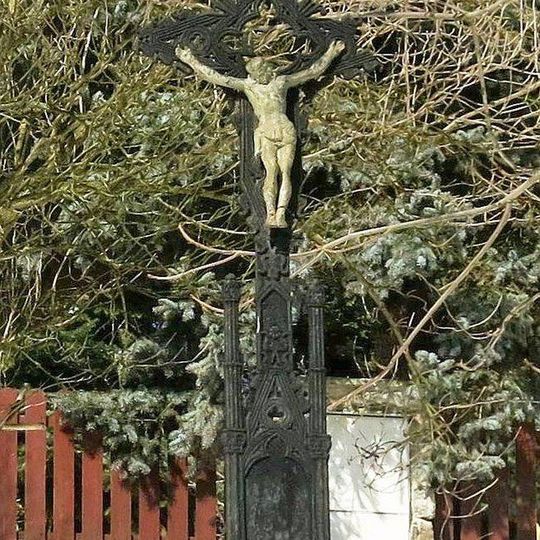 Kříž na návsi ve Lbíně