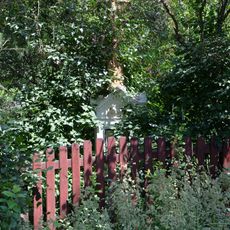 Cross in the garden in Dolní Týnec