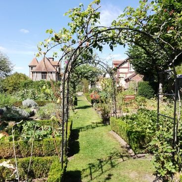 These houses in the West and in the Center tell the story of France