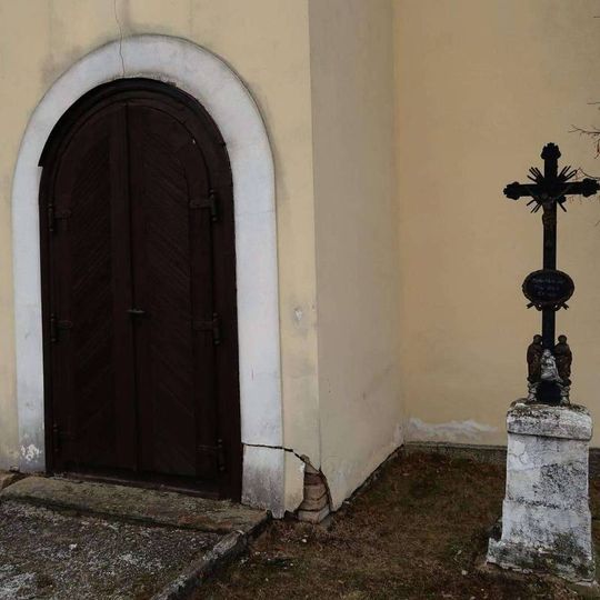 Kříž na návsi v Újezdu