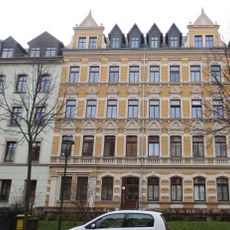 Mietshaus in geschlossener Bebauung mit Vorgarten Uhlichstraße 21