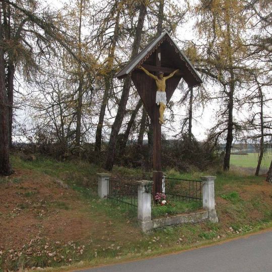 Dřevěný kříž s oplocením