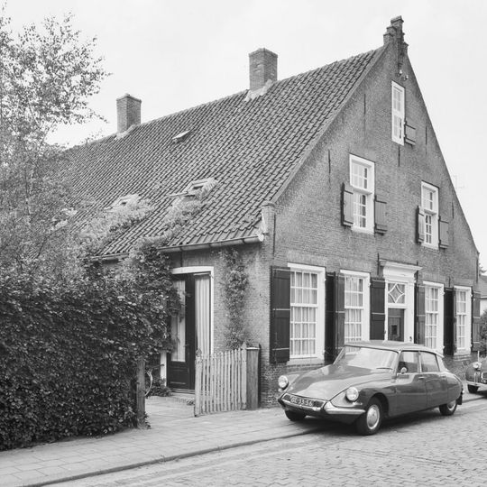 Boerderij van het langstraatse type met door pilasters omlijste ingang