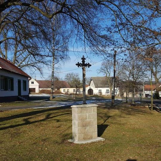 Kříž na návsi v Siré