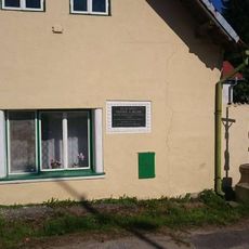 Kříž v Deštné u pamětní desky Tomáše Bílka