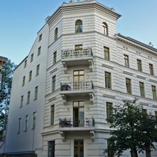 Wohnhaus in Ecklage und nach rechts geschlossener Bebauung, mit Garten Joliot-Curie-Straße 1