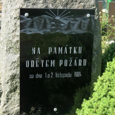Pomník obětem požáru v ústavu sociální péče v roce 1984 v Měděnci
