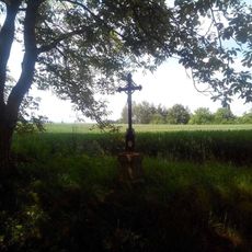 Kříž jihovýchodně od Bělice