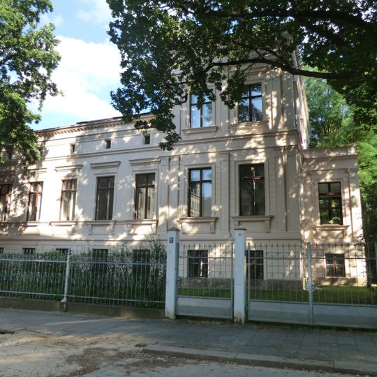 Villa mit Kutscherhaus, Einfriedung und Villengarten Jakobstraße 11