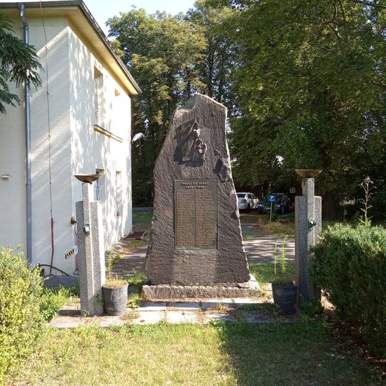 Pomník padlým v areálu Letov v Letňanech