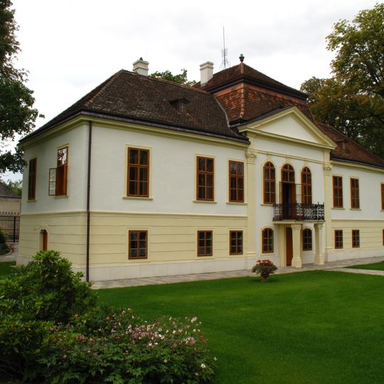 Maria-Theresien-Schlössl, Inzersdorf