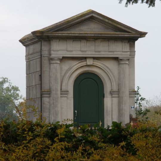 Mausoleum met bijbehorend hek Hervormde begraafplaats