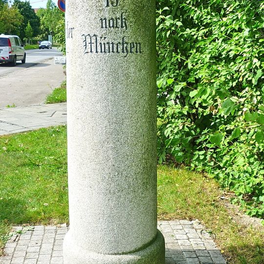 Kilometerstein an der Freisinger Straße in Ismaning