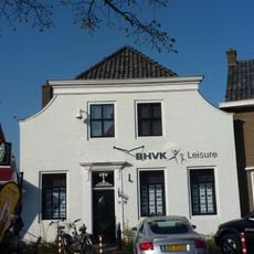 Huis met door lijst afgeknotte ingezwenkte topgevel