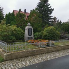 Denkmal für die Gefallenen des Ersten Weltkrieges mit Einfriedung, Granit An der Weißbach 15 (bei)