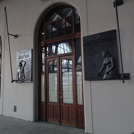 Pamětní desky obětem 2. světové války na hlavním nádraží v Praze