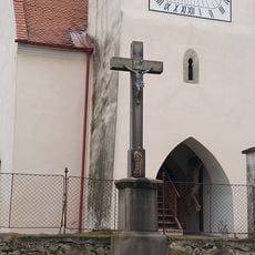Kamenný kříž u kostela
