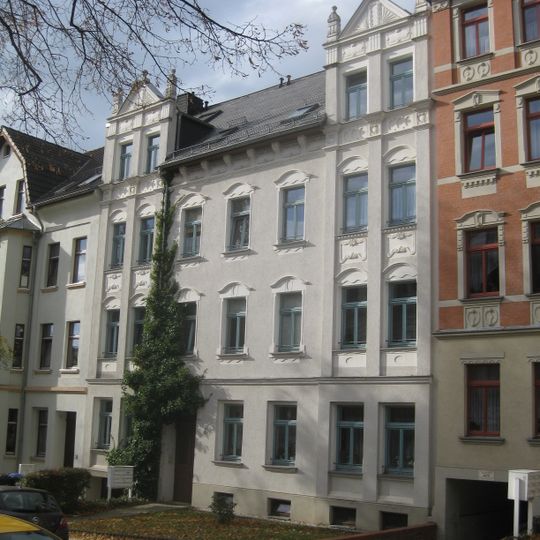 Mietshaus in geschlossener Bebauung mit Vorgarten Nürnberger Straße 5