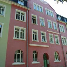 Mietshaus in geschlossener Bebauung Am Schillerplatz 5