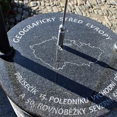 Pomník středu Evropy na Mírovém náměstí v Kouřimi