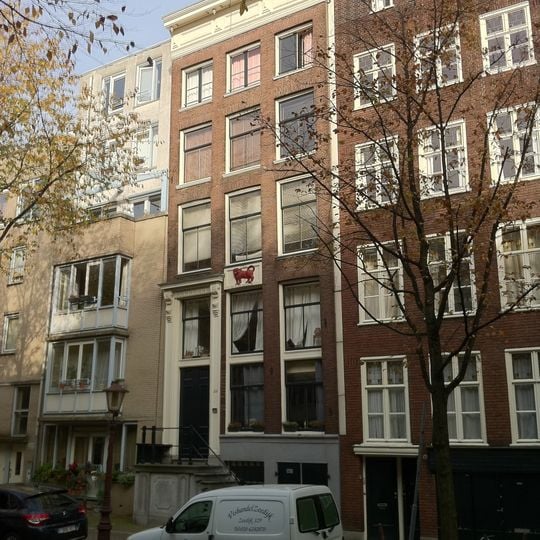 Pand met gevel onder rechte lijst