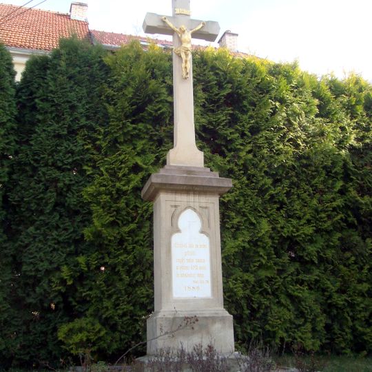 Kříž u kaple v Tetčicích