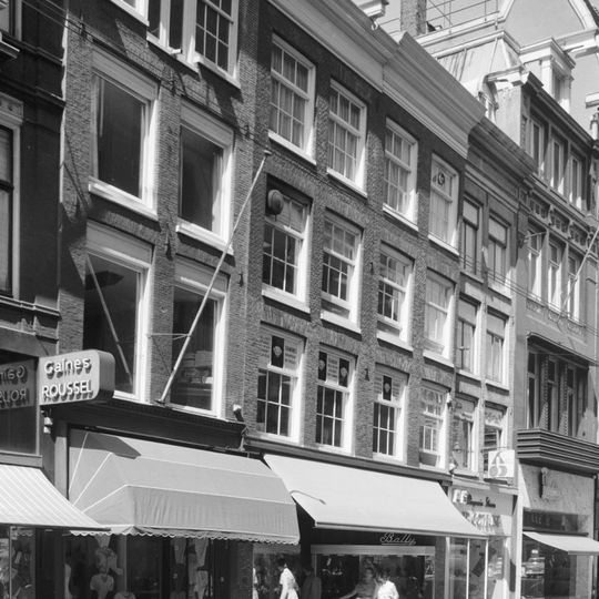 Pand met gevel onder rechte lijst