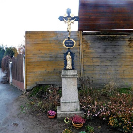 Kříž v Bernarticích na odbočce na Borovsko