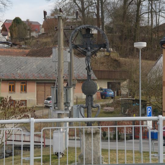 Kříž v Ledenicích na mostě