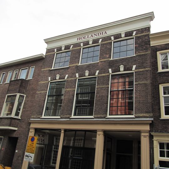 Achterhuis met afgeknotte puntgevel en afgewolfd zadeldak en schilddak