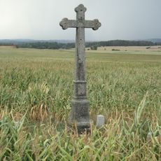 Kříž v poli u Hostákova