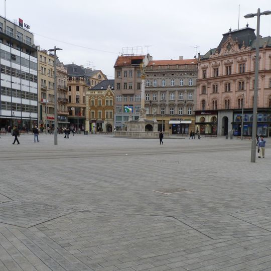 Obrys a pamětní deska kostela svatého Mikuláše v Brně