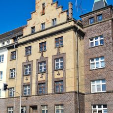 Mietshaus in geschlossener Bebauung, Teil einer einheitlichen Häuserzeile (zugehörig Nr. 148, 150, 152, 154, 156, 158 und Nordplatz 19) Leipziger Straße 146