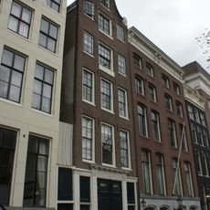 Huis uit 1720 met gevel, voorzien van de oorspronkelijke bedrijfspui en een rollagentop