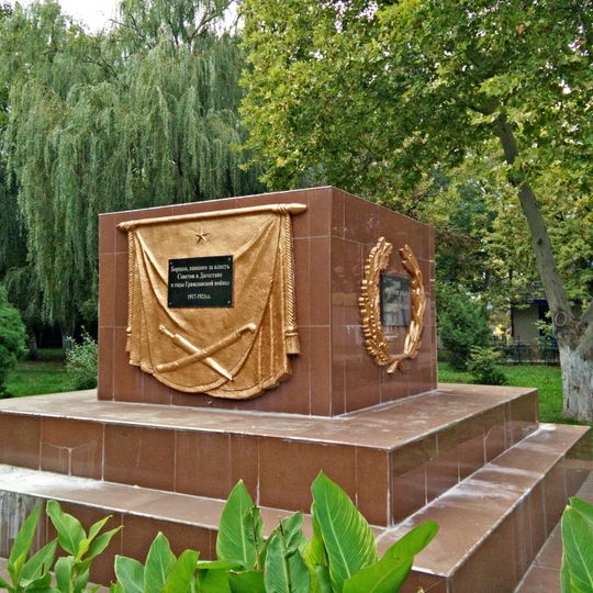 Братская могила воинов, погибших при защите г. Порт-Петровска от банд Бичерахова. На могиле установлен памятник