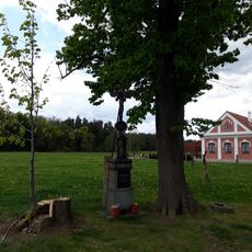 Kříž v Hrutově před statkem